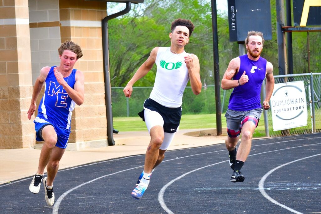 Overton's Jayden Edwards (center) burning around the track in the 200 meter dash at Thursday's district meet. (Photo by RONNIE SARTORS of SPORT SHOT PHOTOGRAPHY - ETBLITZ.COM)